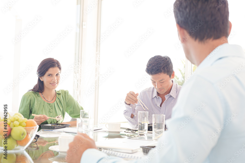 Obraz premium Business people smiling in lunch meeting