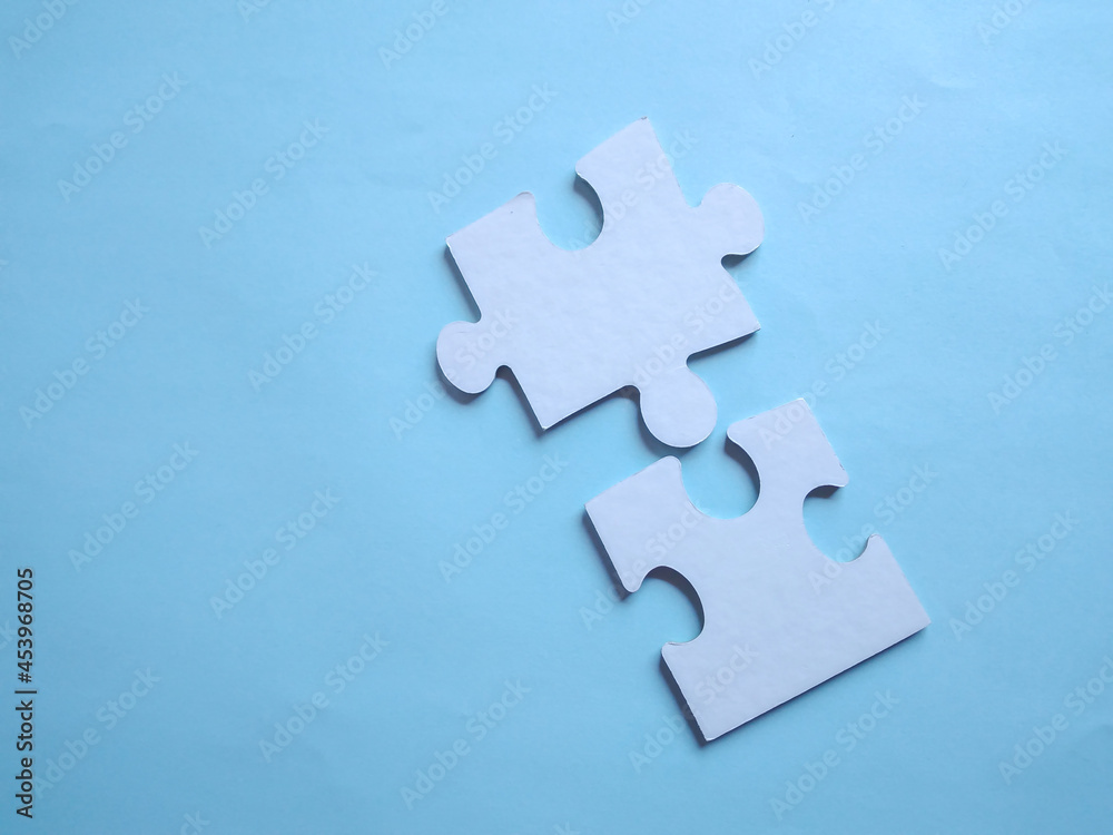 Obraz premium Jigsaw puzzle pieces on blue background. Business solutions, success and strategy.
