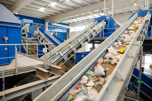 Fotografía Recycled material on conveyor belt in recycling center