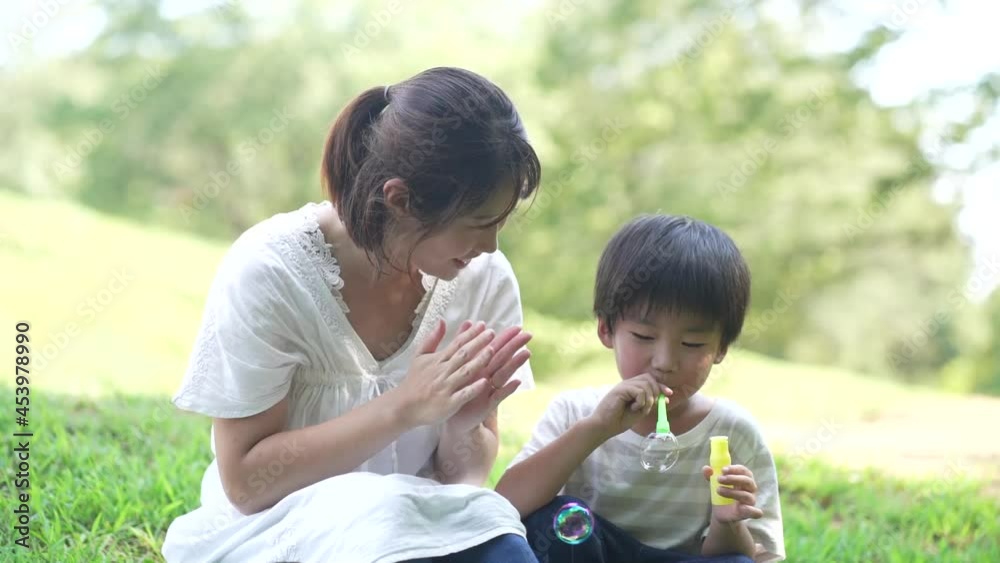 しゃぼん玉で遊ぶ親子 しゃぼん玉で遊ぶ親子