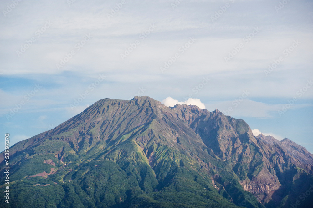 白い噴煙が見える桜島の山頂