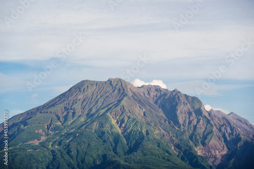 白い噴煙が見える桜島の山頂