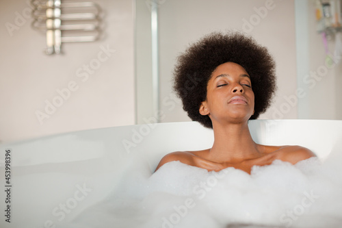 Canvas Print Woman playing with bubbles in bath