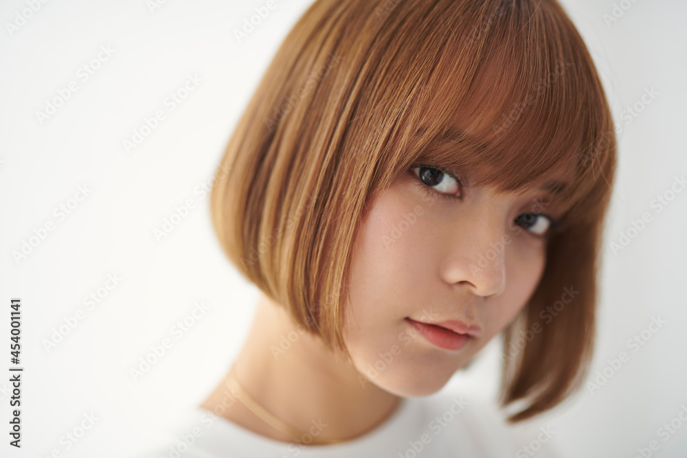 ショートヘアの女性 ショートヘアの女性