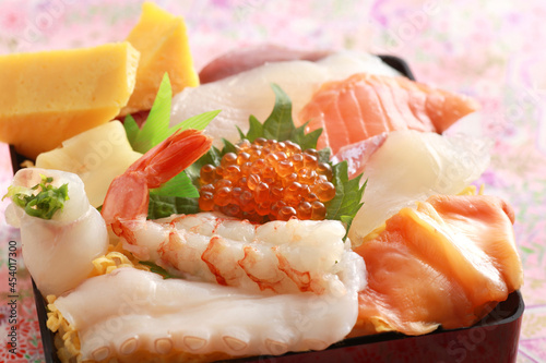 色あざやかな日本の伝統料理のちらし寿司