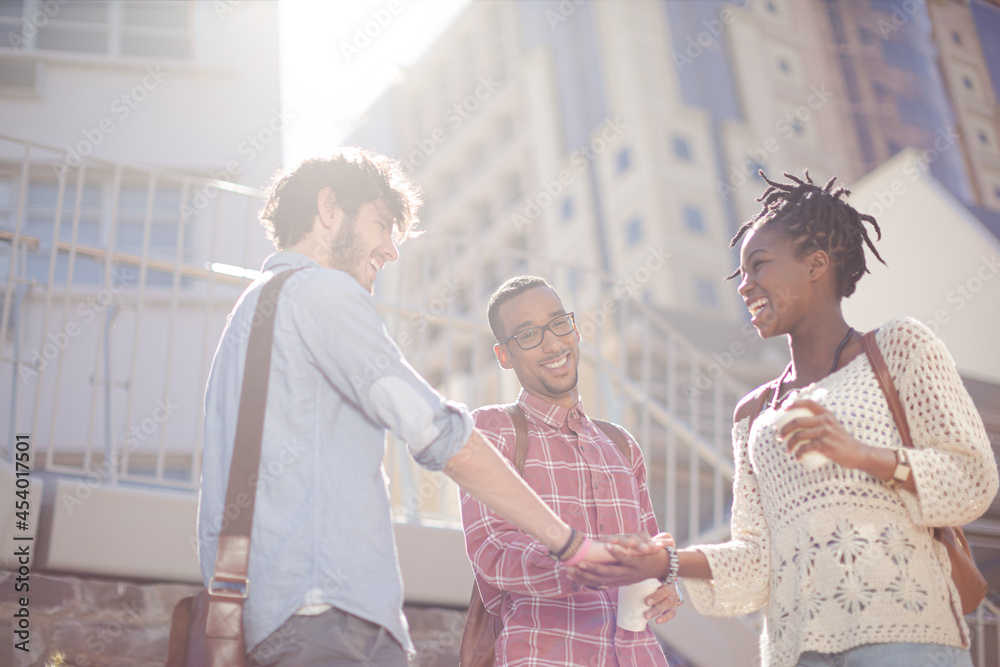 Obraz premium People shaking hands on city street