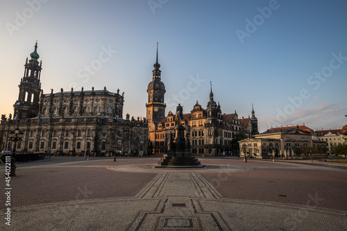 Dresden  Theaterplatz und Schloss im Sonnenaufgang