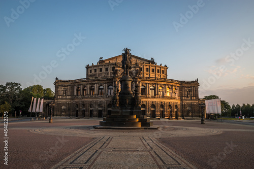 Dresden, Semperoper im Sonnenaufgang