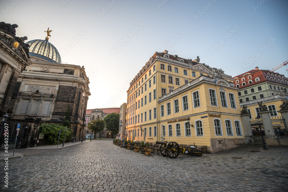 Fototapeta premium Dresden, Neumarkt im Sonnenaufgang