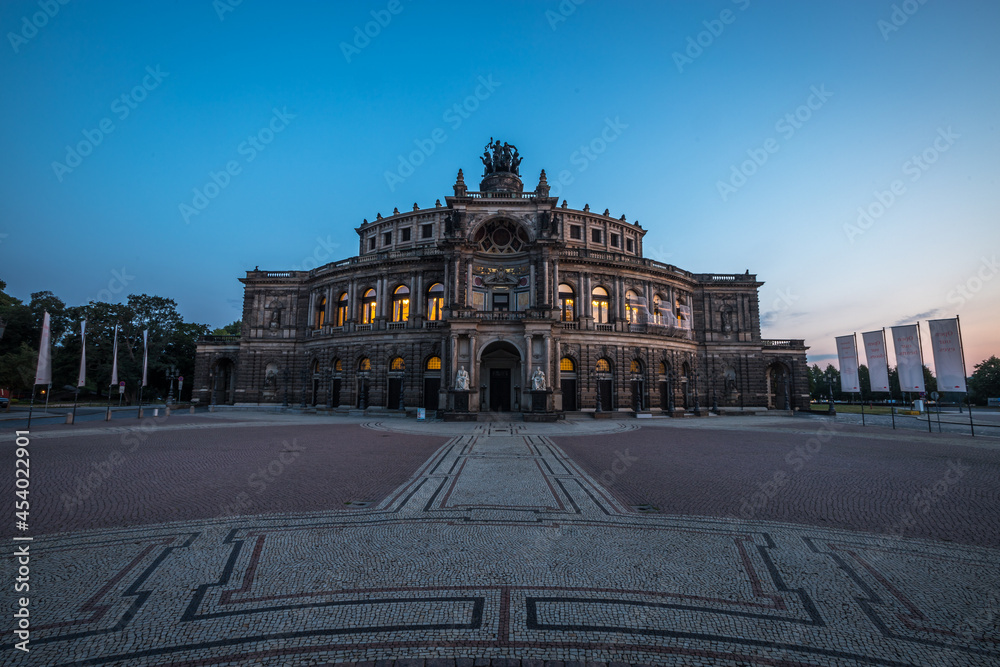 Dresden, beleuchtete Semperoper