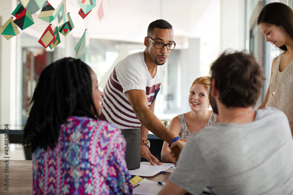 Obraz premium People shaking hands in office