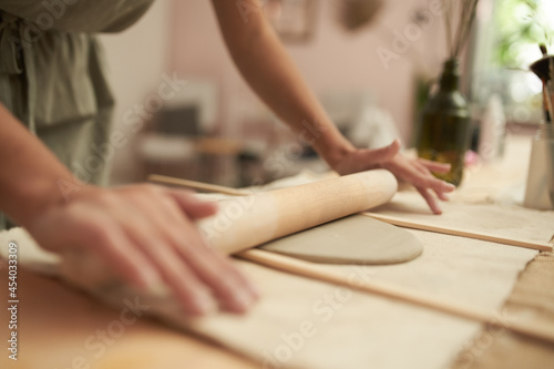 Bilde på lerret Female potter rolling clay slab