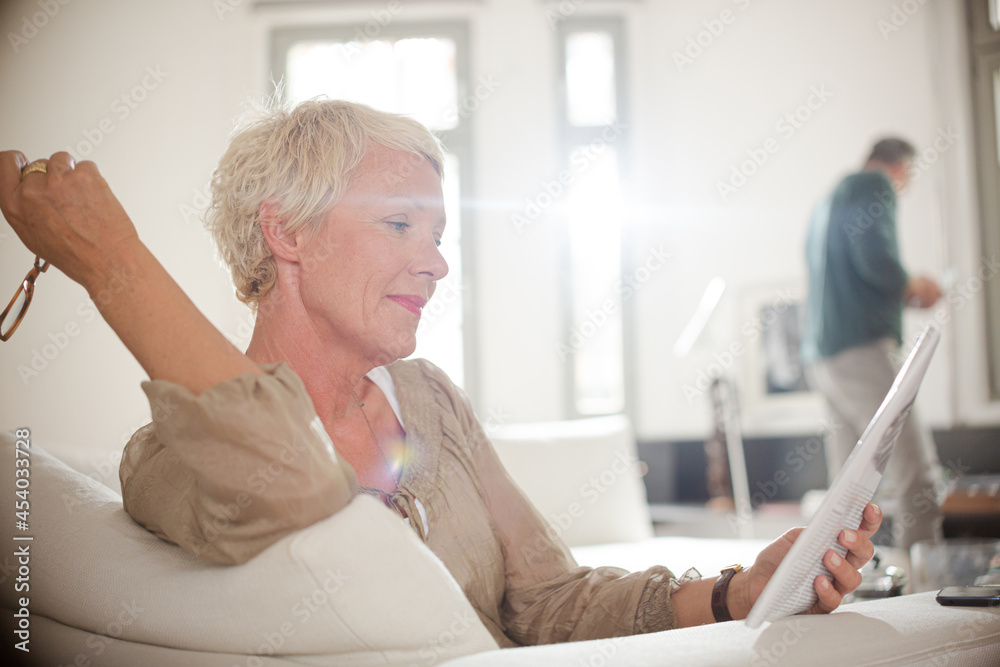 Fototapeta premium Businesswoman reading paperwork