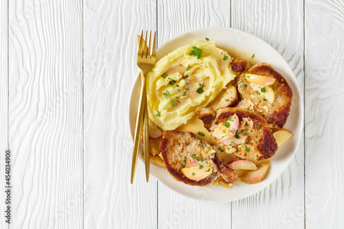 Fotografía pork chops in apple cider sauce and potato mash