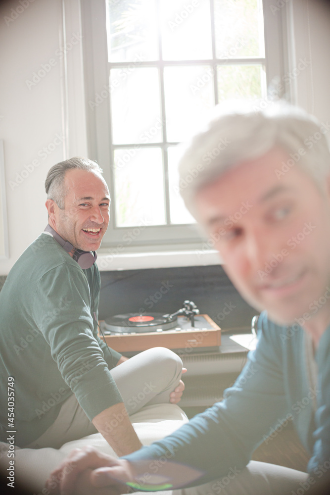 Obraz premium Gay couple relaxing together