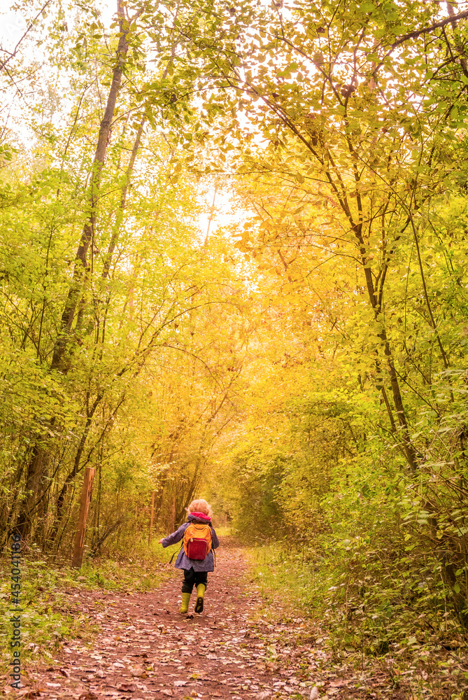 Jeune fille se promenant sur un sentier d'automne