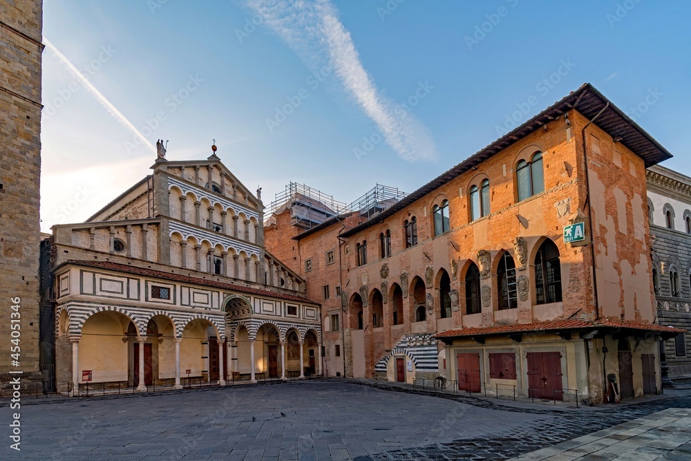 Der Dom und Domplatz von Pistoia in der Toskana in Italien