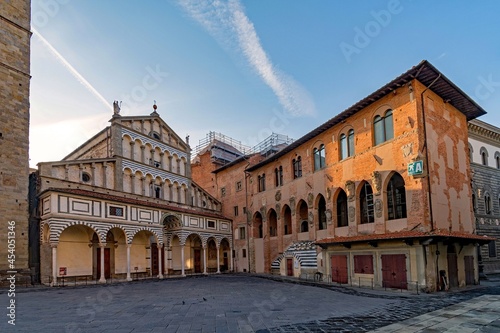 Der Dom und Domplatz von Pistoia in der Toskana in Italien