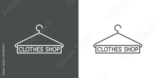 Logotipo con texto Clothes en silueta de percha con lineas en fondo gris y fondo blanco