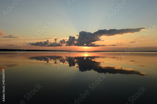 Obraz na płótnie reflection in the lake water of the sky at sunset w salonie
