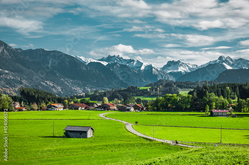Blick auf Fischen im Allgäu und die Allgäuer Hochalpen