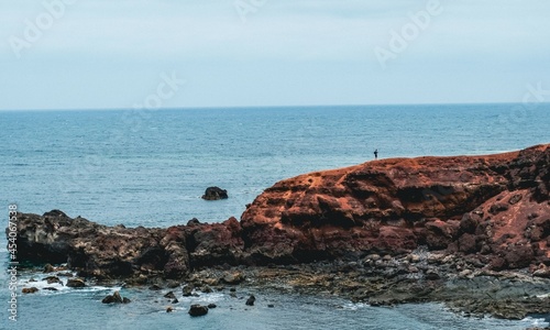 Człowiek na klifie na wyspie Lanzarote w Hiszpańskich wyspach kanaryjskich
