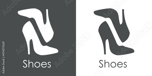 Tienda de zapatos. Logotipo con texto Shoes con silueta de zapatos de mujer de tacón alto en reflejo en fondo gris y fondo blanco