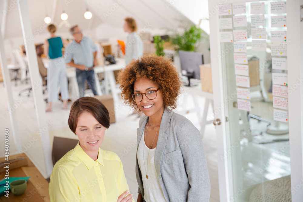 Obraz premium Portrait of two smiling office workers