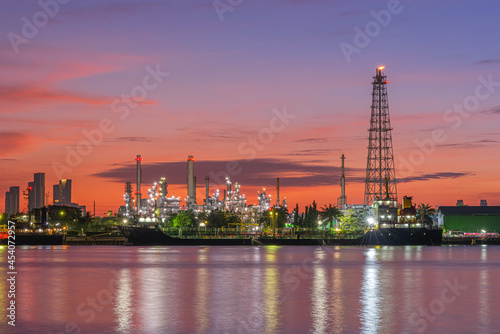 Oil refining export business © Tum