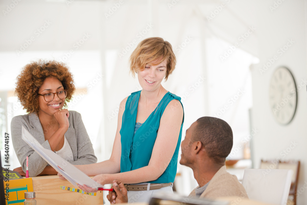 Obraz premium Office workers talking at desk