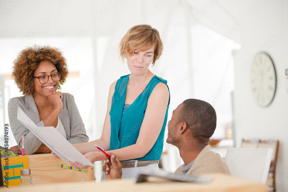 Obraz premium Office workers talking at desk