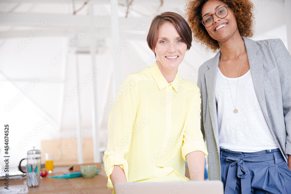 Obraz premium Portrait of two smiling office workers
