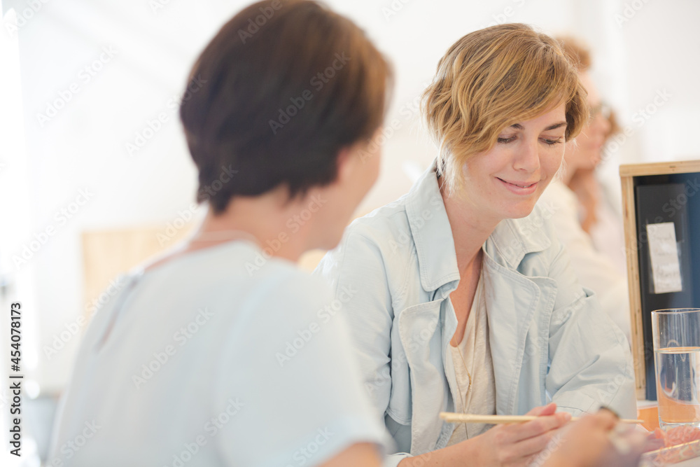 Obraz premium Office workers having lunch together