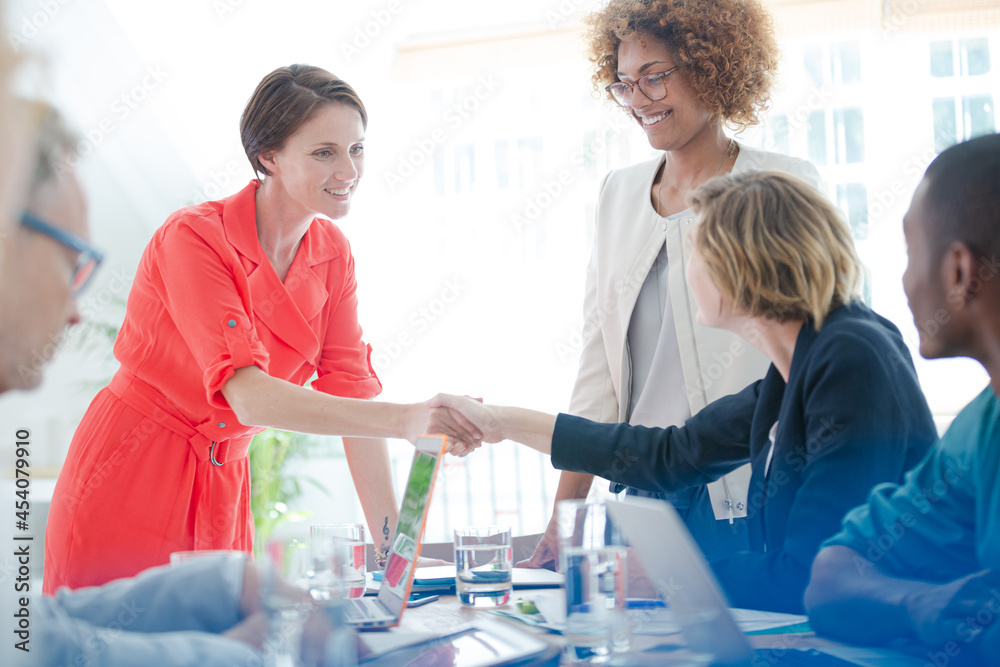 Fototapeta premium Office workers shaking hands at desk