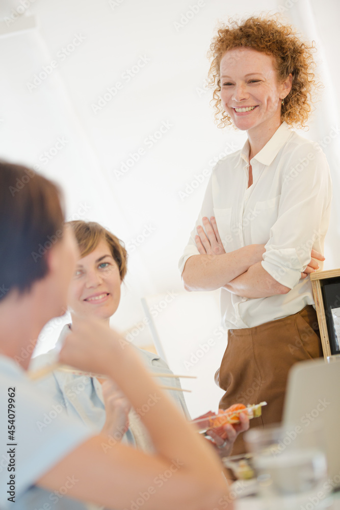Obraz premium Office workers having lunch together