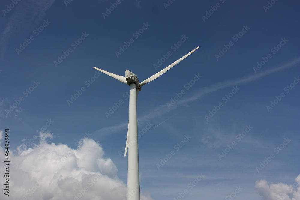Windrad auf dem Feld, mit Wolken und blauem Himmel in Welver Dinker Windrad auf dem Feld, mit Wolken und blauem Himmel in Welver Dinker