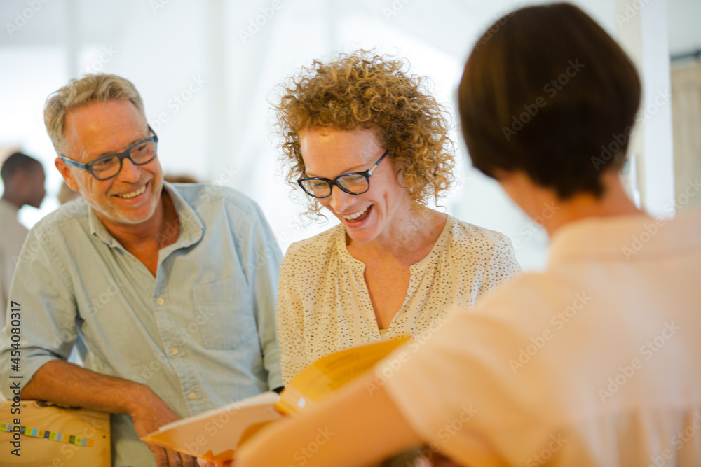Obraz premium Office workers talking and smiling