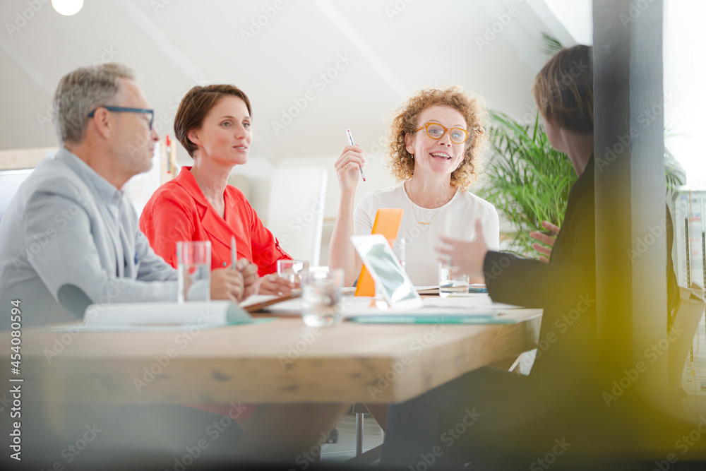 Obraz premium Office workers talking at desk