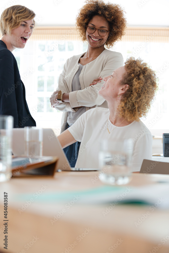 Fototapeta premium Women talking and smiling in office