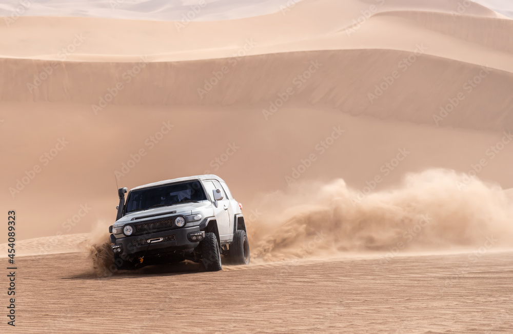 car in dasht e lut or sahara desert