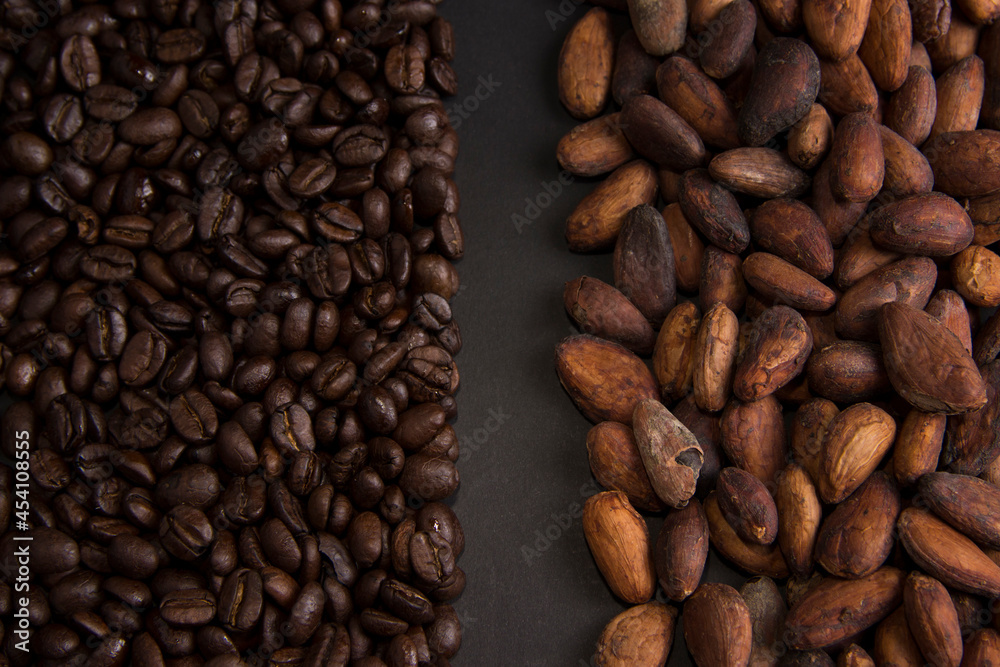 Fototapeta premium Roasted coffee grains and unpeeled cacao grains