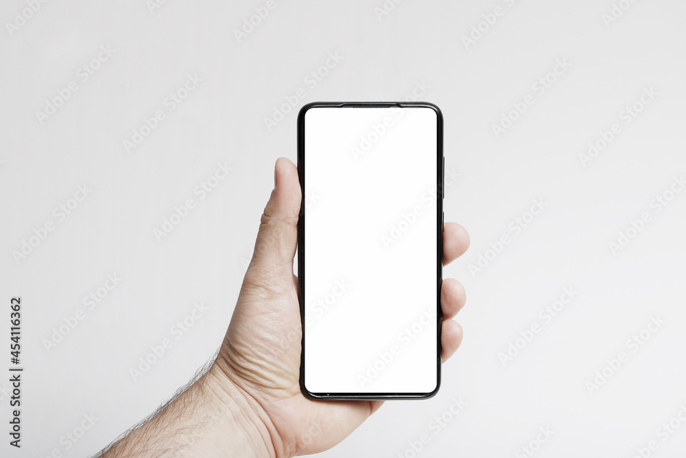 Smartfon w ręce na jasnym tle