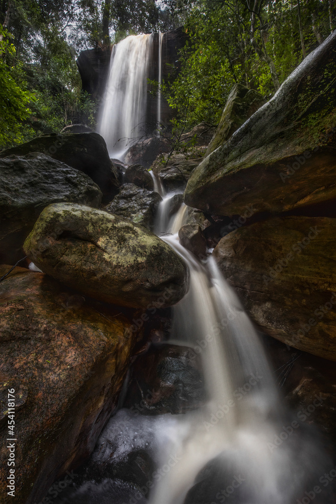 Fototapeta premium waterfall through the rocks in brisbane water national park