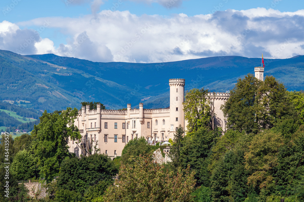Obraz premium Schloss Wolfsberg bzw. Schloss Henckel-Donnersmarck in Kärnten, Österreich