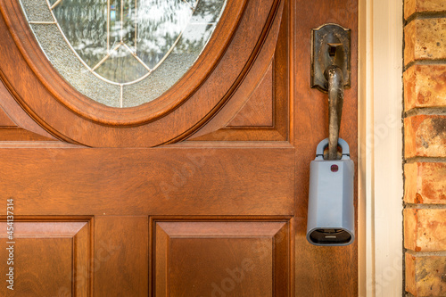Canvastavla Lockbox for realtors on a door at a for sale listed house