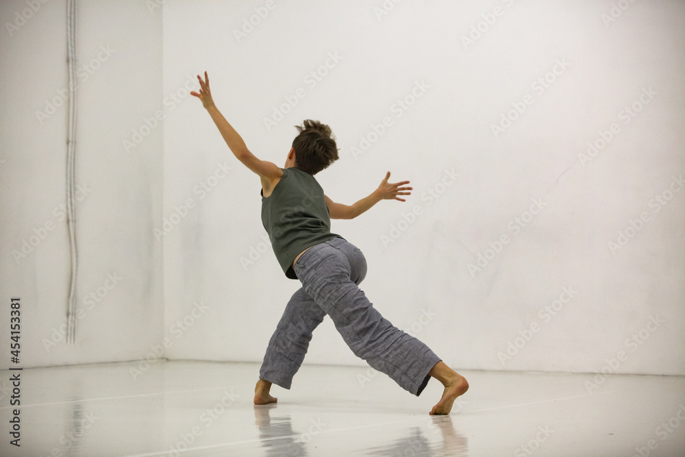 two dancers improvise in contact Contemporary dance performing