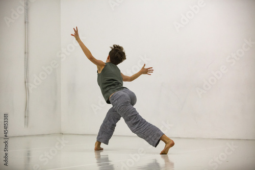 two dancers improvise in contact Contemporary dance performing