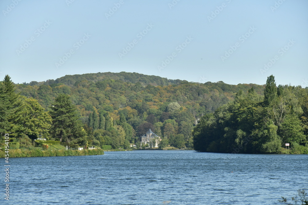 La Meuse vers le château de Lustin à Profondeville 