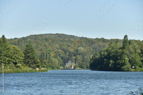 La Meuse vers le château de Lustin à Profondeville 