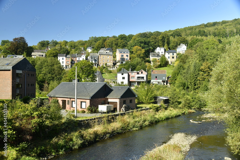 Maisons le long de l'Emblève et au pied des collines à Trois-Ponts en Haute Belgique